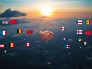 Hărți globale, steaguri naționale, strângeri de mână diplomatice, fundal de apus.