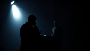 Siluetă ascunsă șoptind sfaturi unui politician.